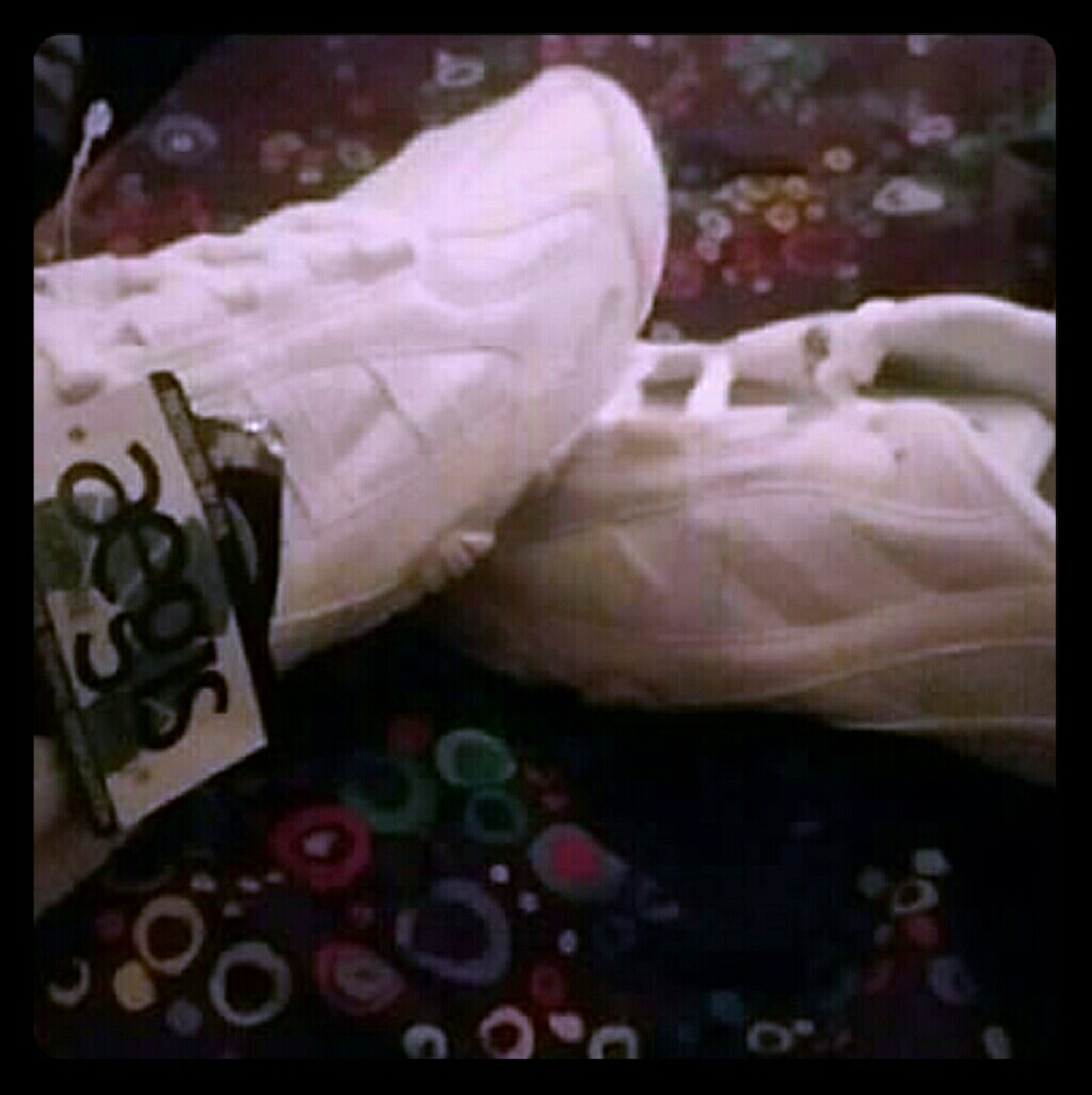 Womens size 8.5 Cheering sneakers